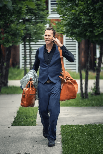 Alexander Springenschmidt unterwegs — Taschen in der Hand, Telefon am Ohr