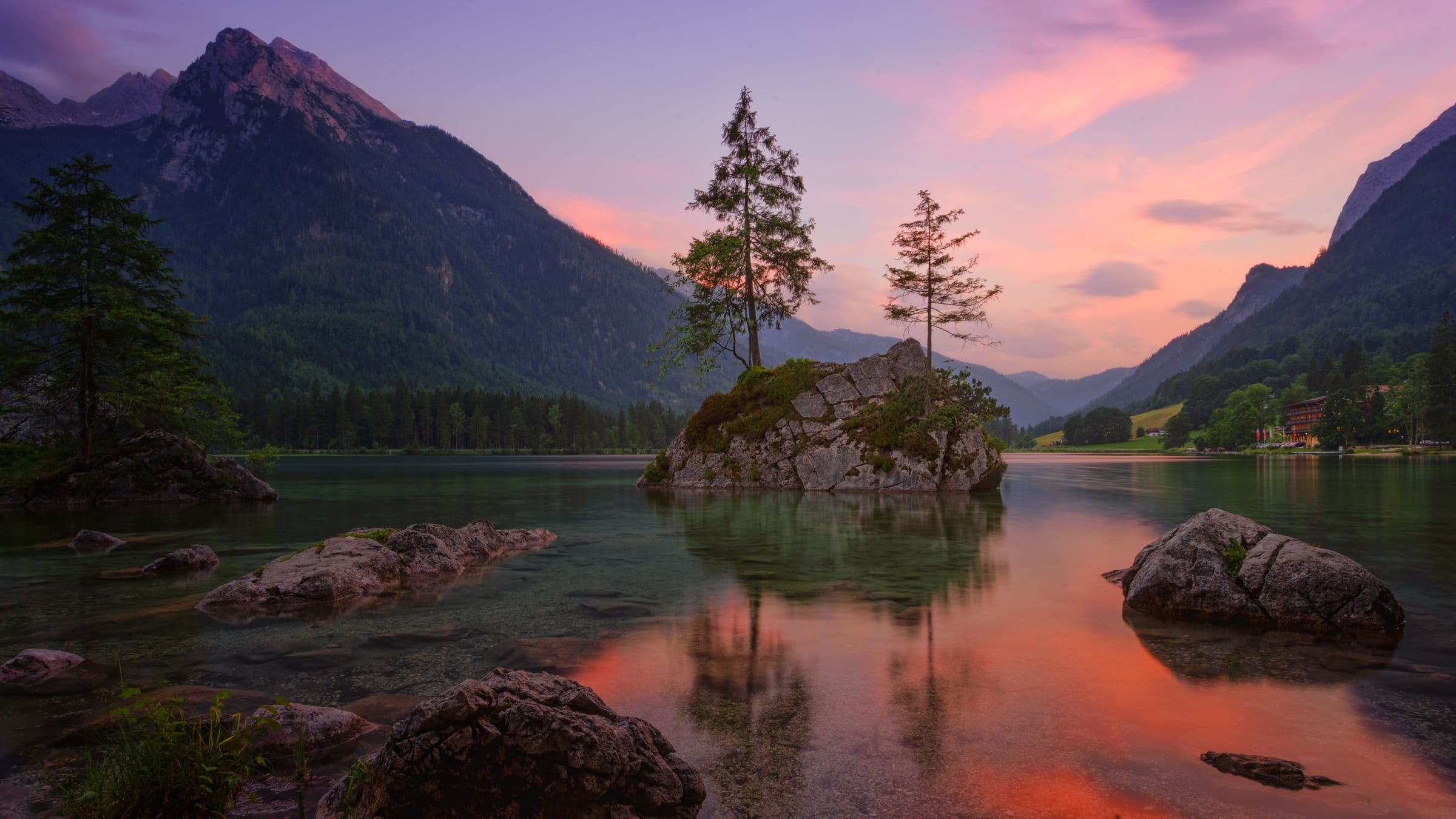 Alpensee im warmen Abendlicht