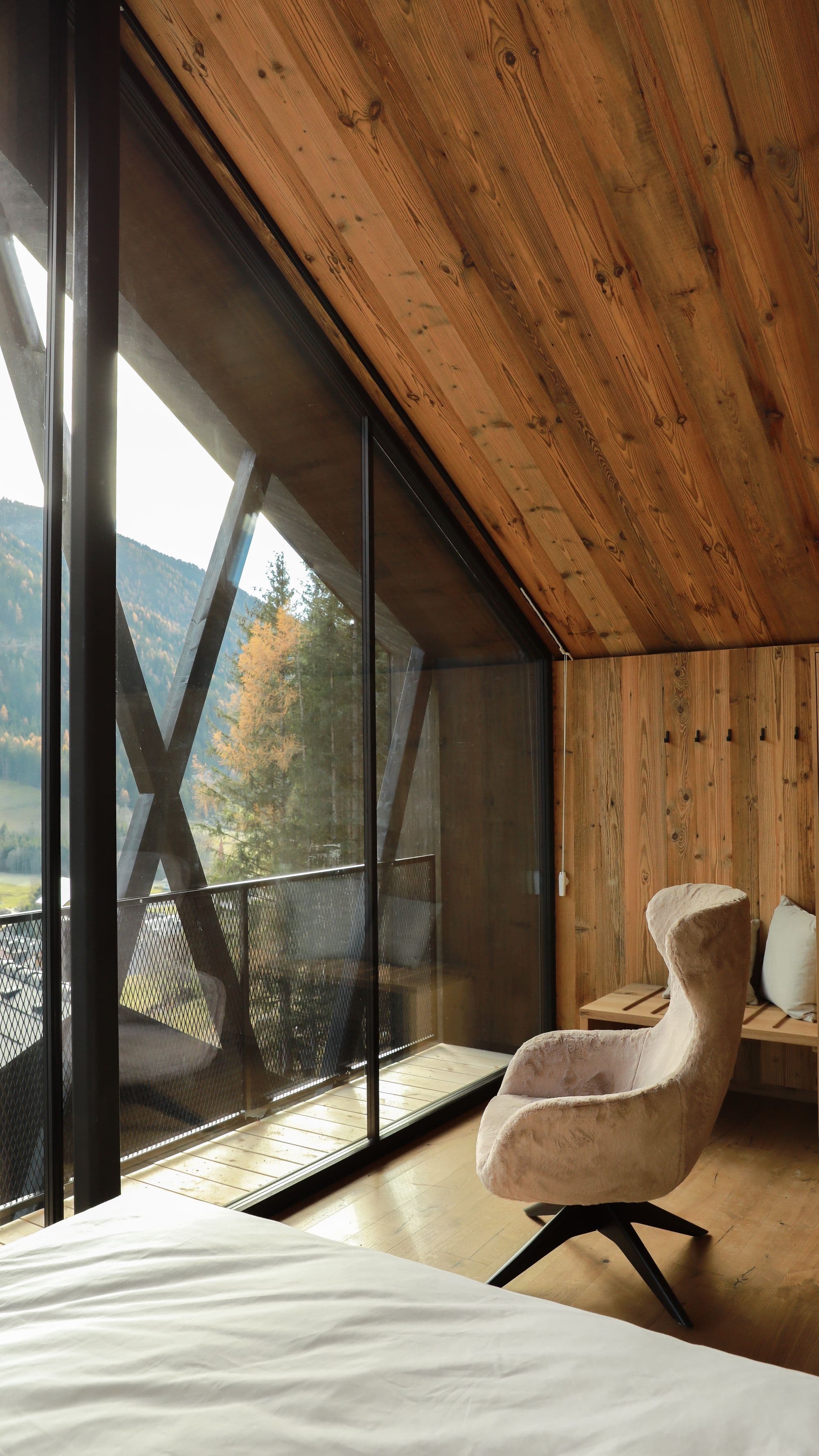 Sessel am Fenster mit Blick auf die Berge