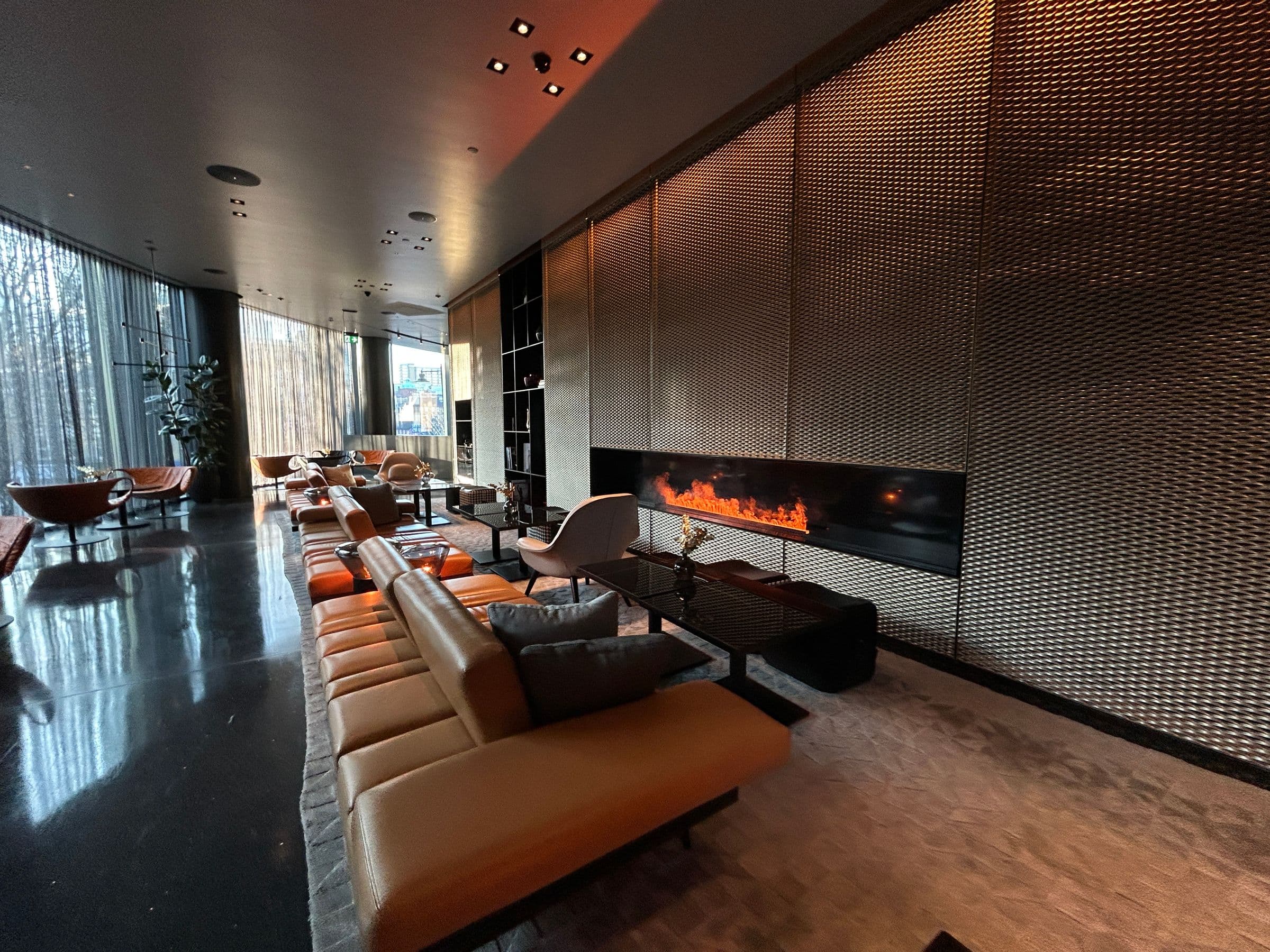 Warmes Chalet-Interieur aus Holz im Seehotel